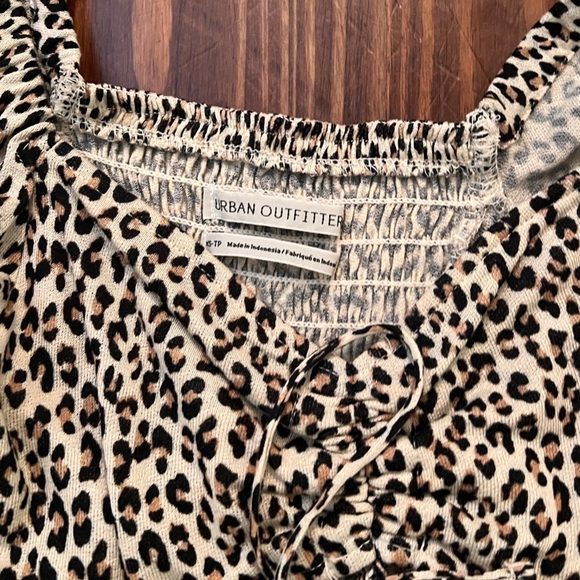 URBAN OUTFITTERS Cheetah Long Sleeve Crop Top Keyhole - Picture 4 of 5